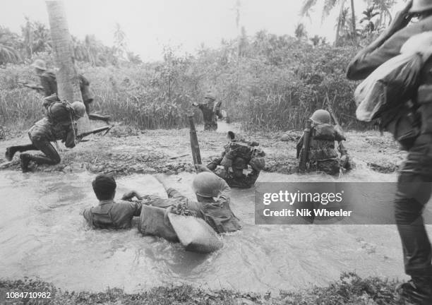 Militares salvadoreños en combate