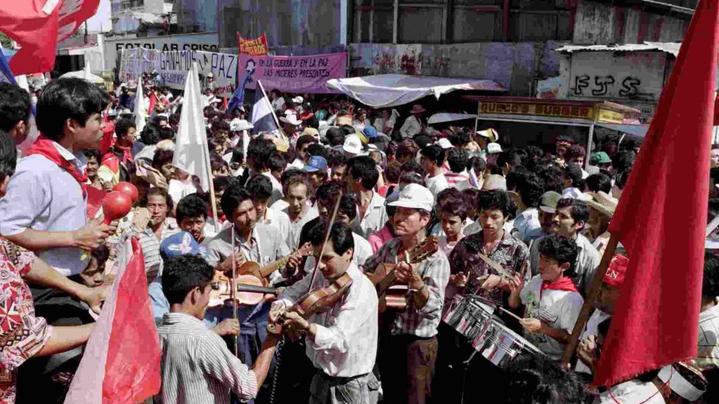 Gente celebrando la firma de los acuerdos de paz